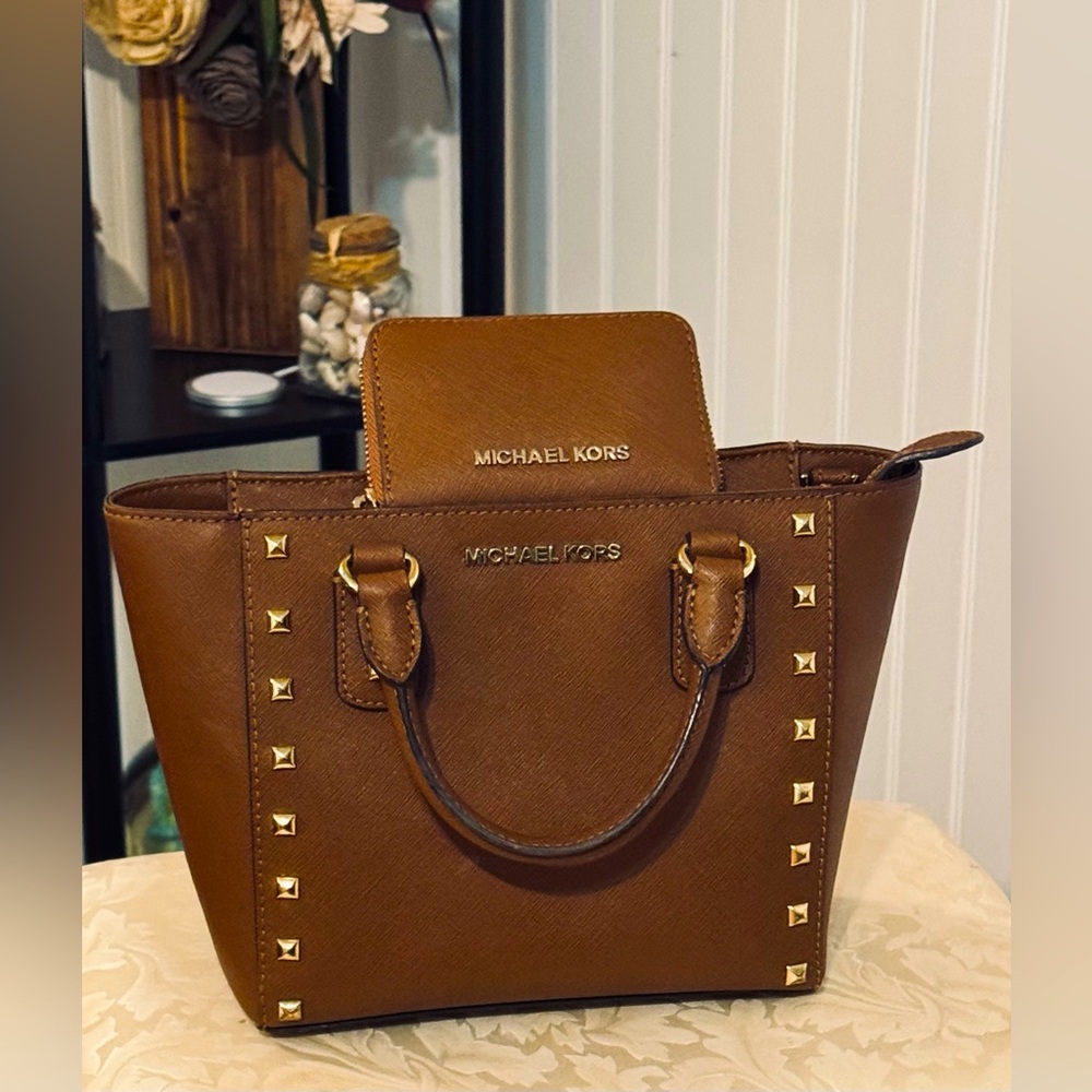Like New ❤️ Michael Kors Bag WITH Matching Wallet❤️